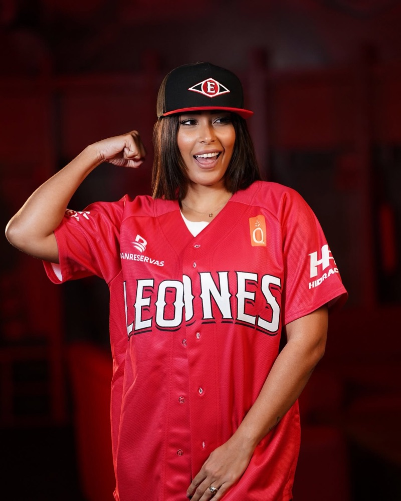 Nelfa con la camiseta de los Leones del Escogido