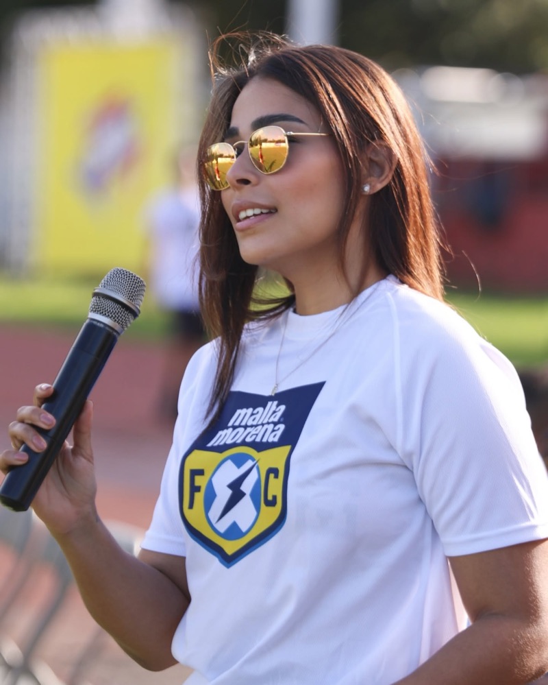 Nelfa con micrófono en una actividad deportiva
