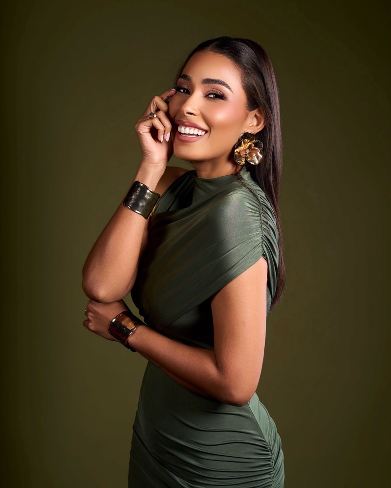 Nelfa sonriendo con vestido verde